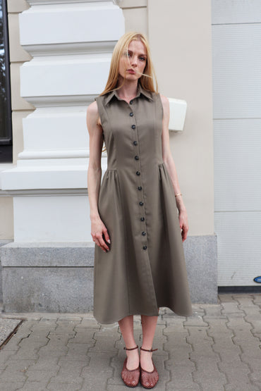 ТЪМНОЗЕЛЕНА РОКЛЯ С НАБОРИ
